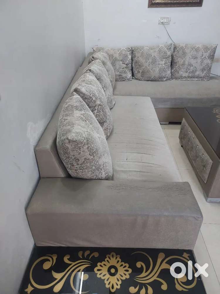 7 Seater Sofa Set with Table.