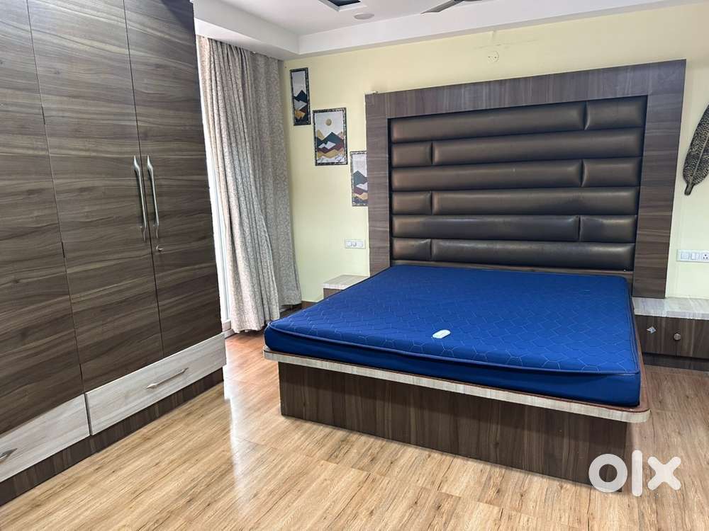 Fully furnished flat good location near park school