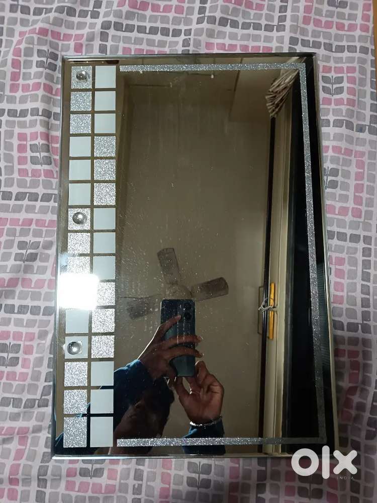 BEAUTIFUL DESIGN WALL MIRROR