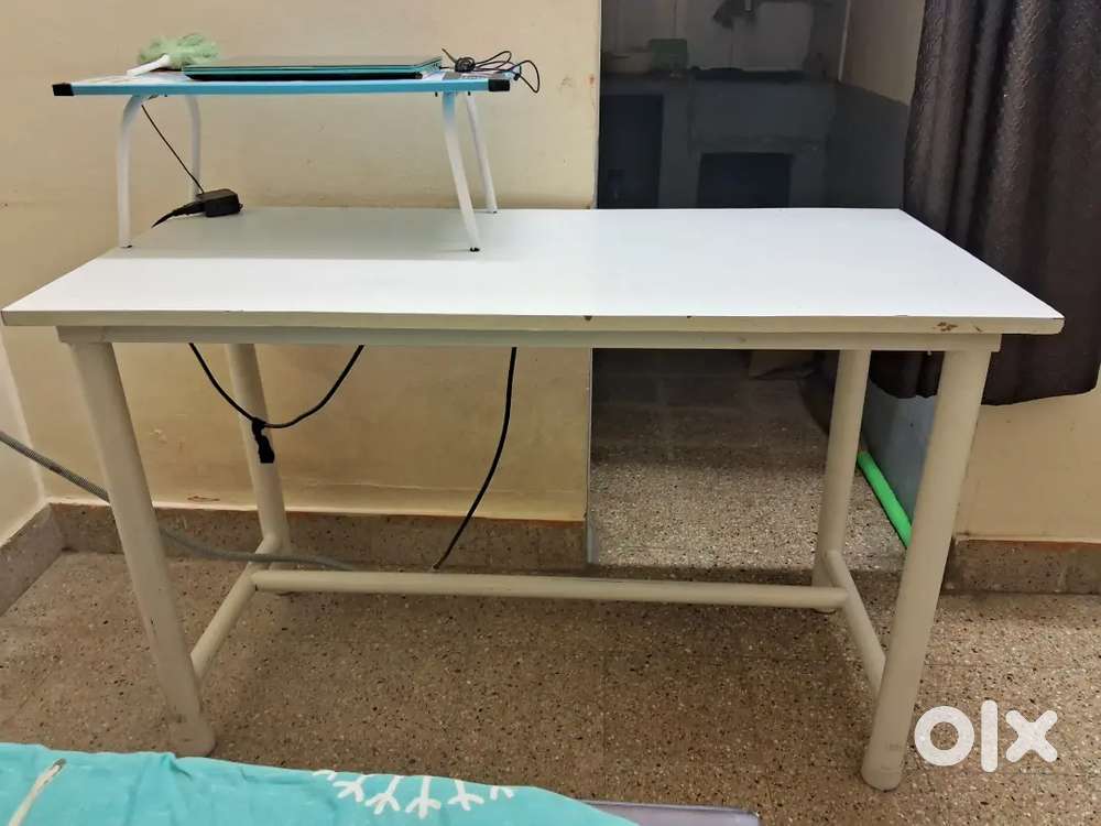 Office tablw and chair