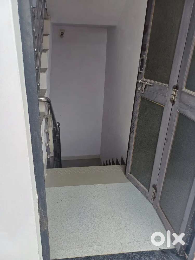 Rent s dena h only for family allowed .Non veg person not allowed.