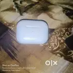 Apple airpods.