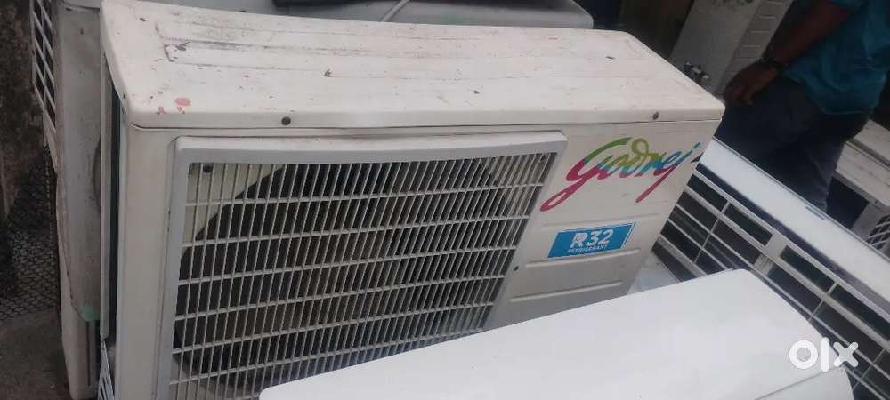 AC TECHNICIAN AND ASSISTANT