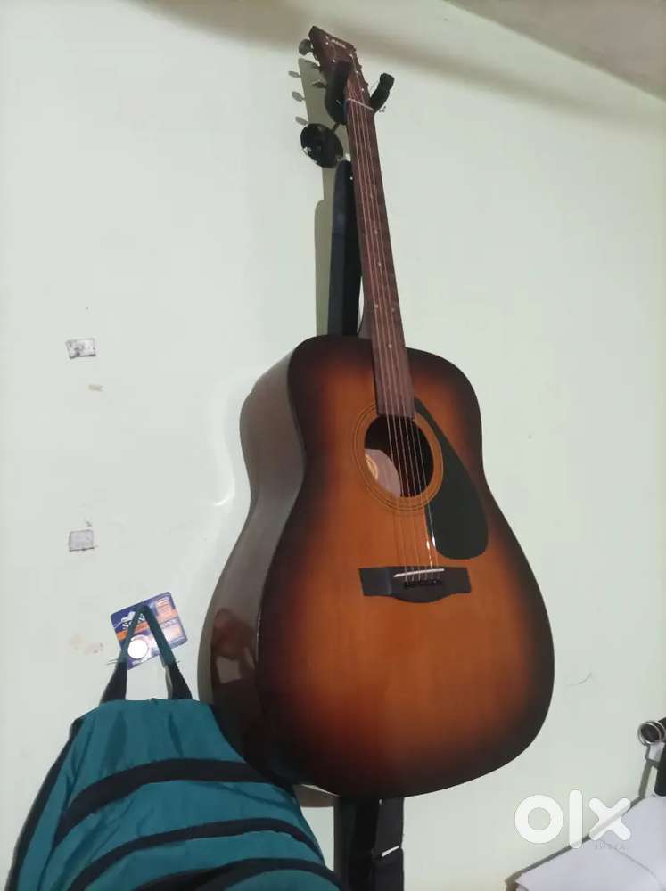 YAMAHA F310 ACOUSTIC GUITAR