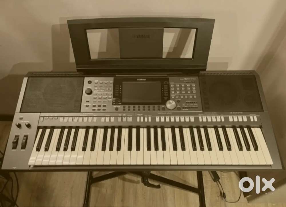 Selling Yamaha psr S970 Professional Arranger Keyboard.