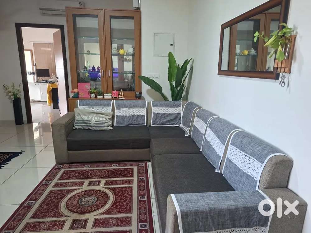 L shaped 6 seater corner sofa in vytila