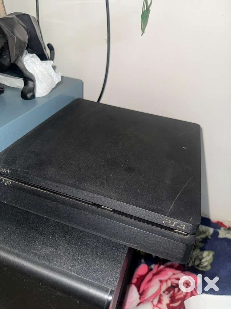 ~PLAY STATION 4 ~  WITH 2 CONTROLLER