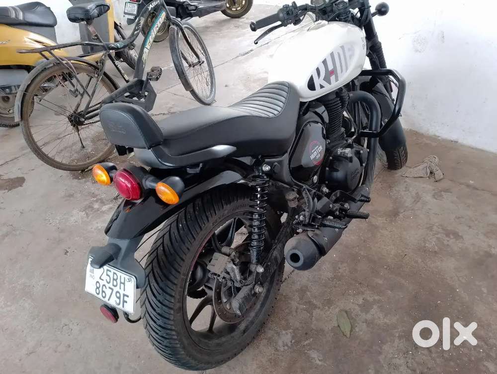 RE Hunter 350 Dapper White