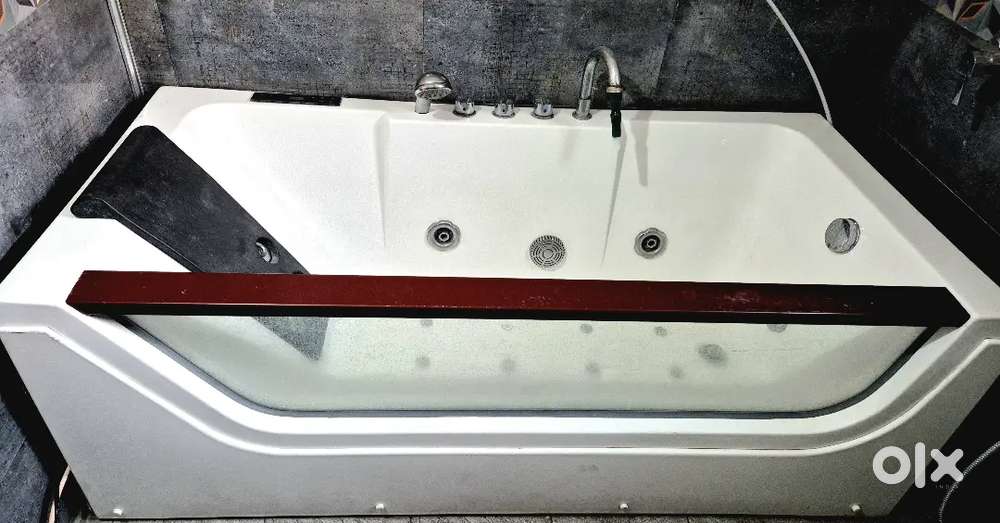 Jacuzzi in good working condition for family. Cera Company.