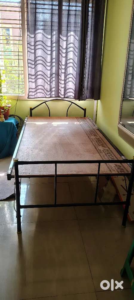 Iron structured plywood base single bed