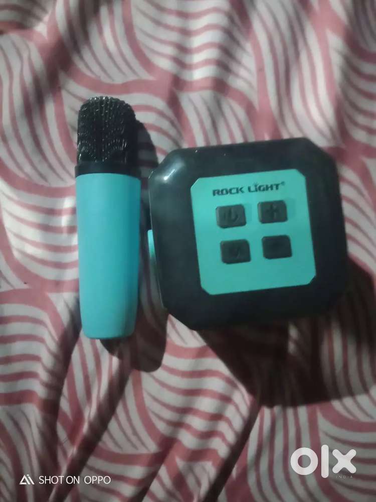 SPEAKER WITH WIRELESS MIC