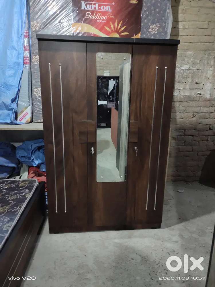 75x48 3door wardrobe new
