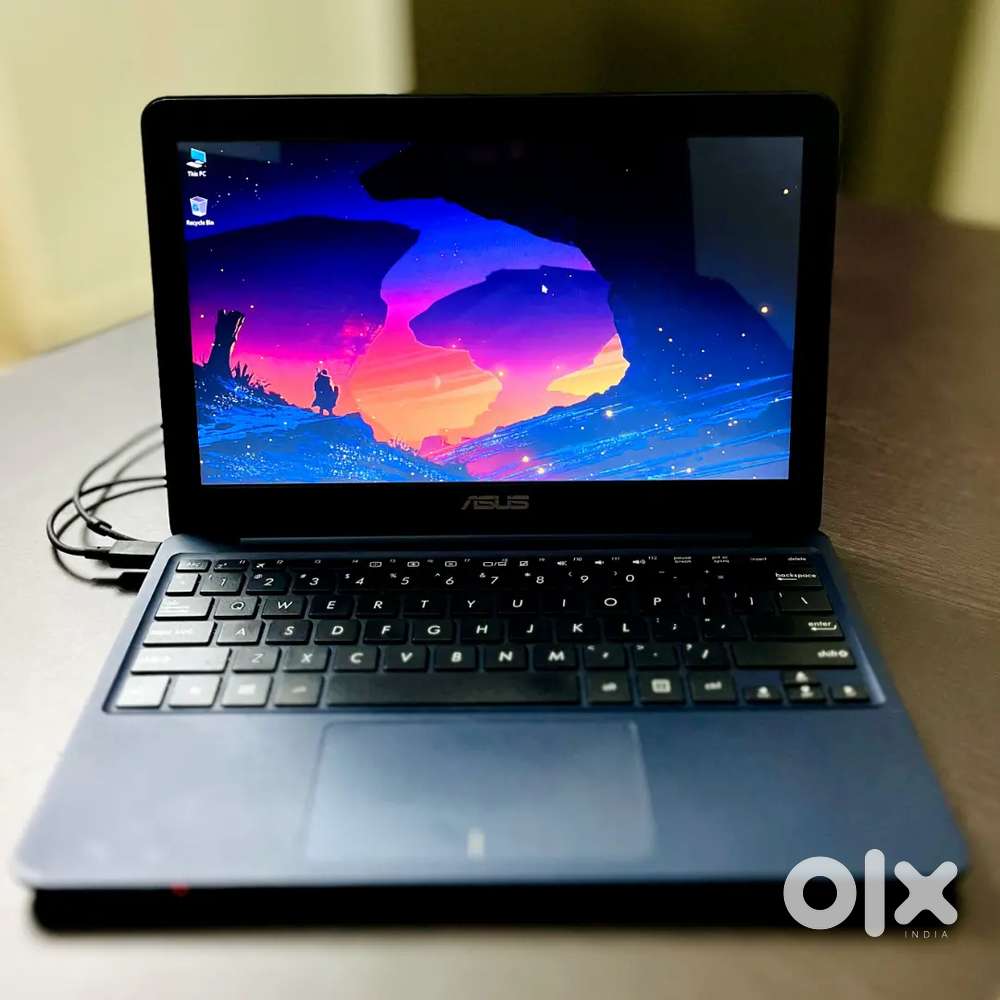 Asus eeebook 11.6 X205TA Laptop. New Battery with box