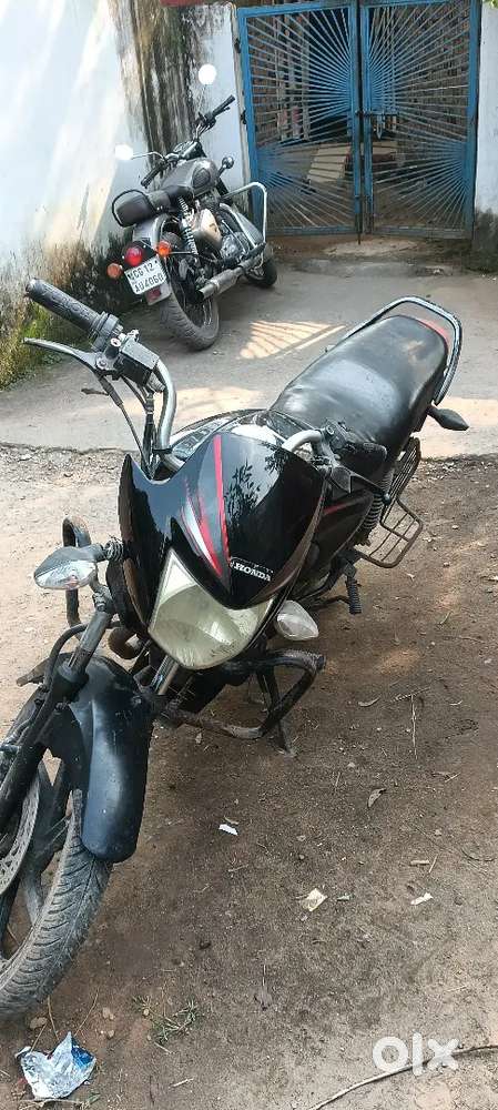 CB Shine tatkal bechna hai gaadi start hai par engine mein kaam hai