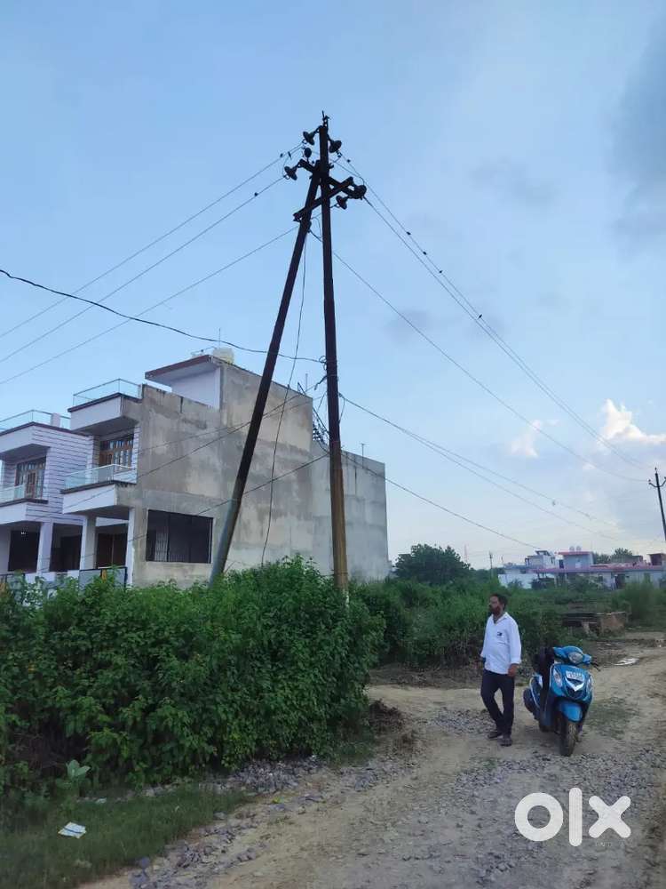 1000sqf corner primelocation dh2 se k pas jankipuram nahar rod se 1 km