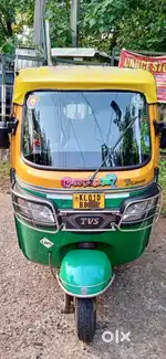 Cng autorikshaw for sale less kilometres single hand use company servc