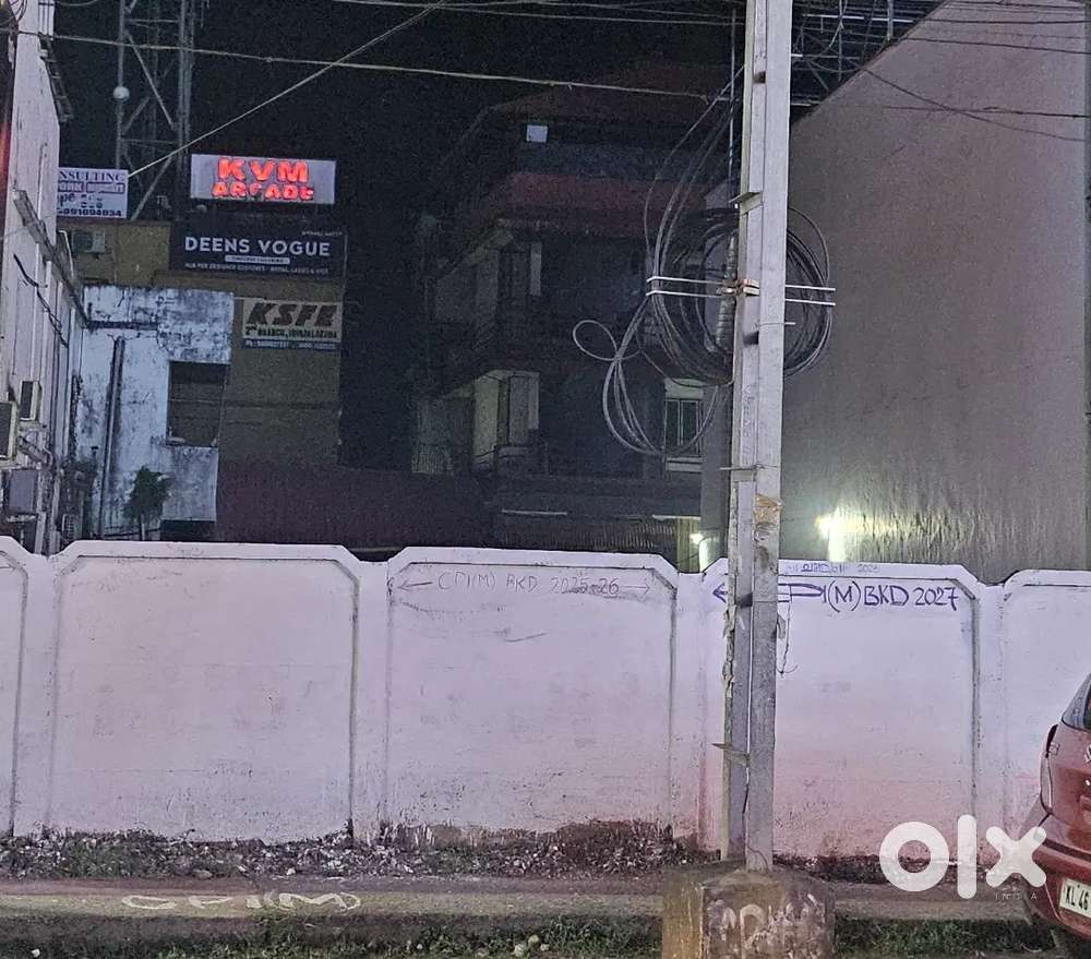 8 cent Plot for sale in irinjalakuda town. Prime location. commercial