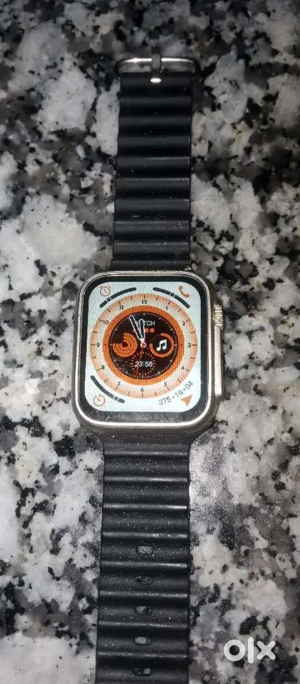 Smart watch excellent conditions with wireless charger only 600