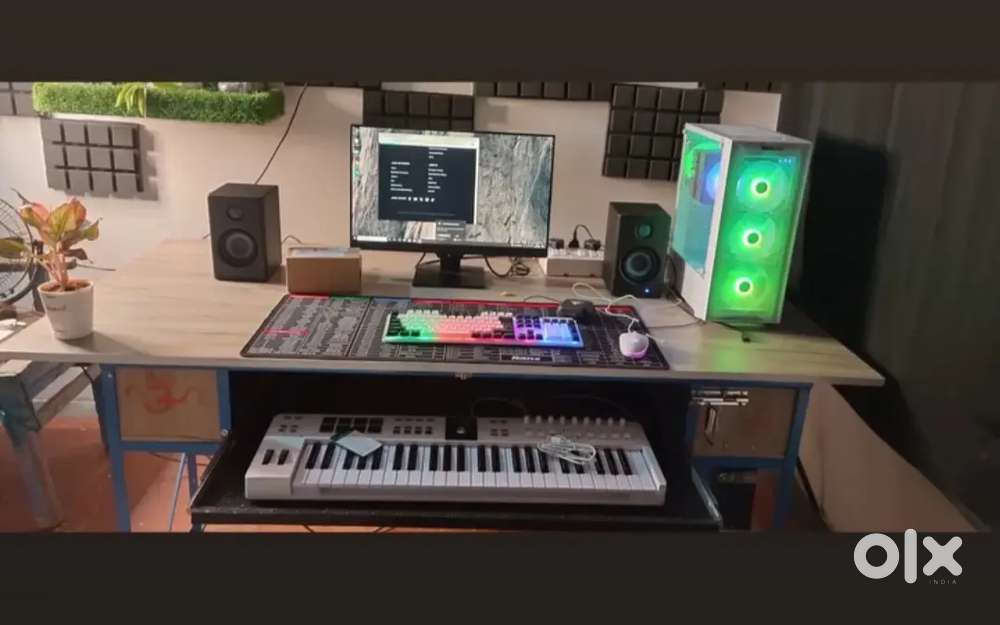 Music computer table ya fir pc tabil sirf table hai
