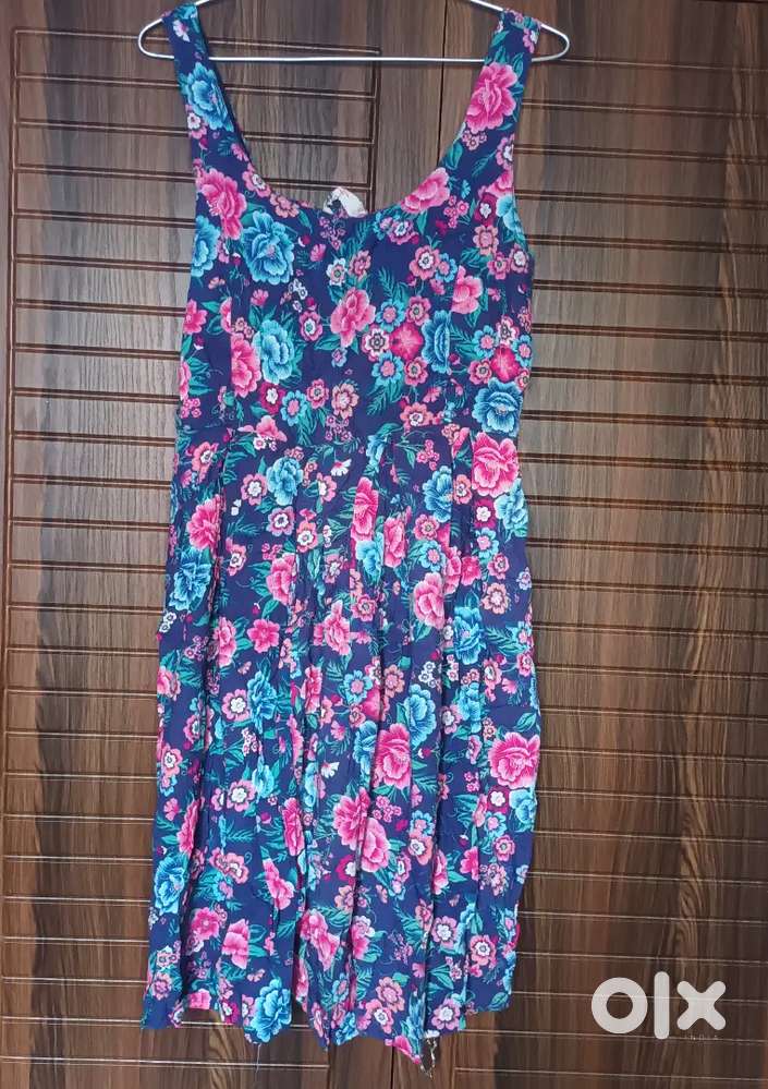 Elegant Floral Sleeveless Dress – Vibrant & Hardly Worn!