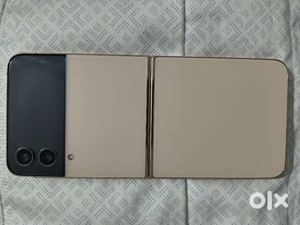 Samsung galaxy flip4 in excellent condition