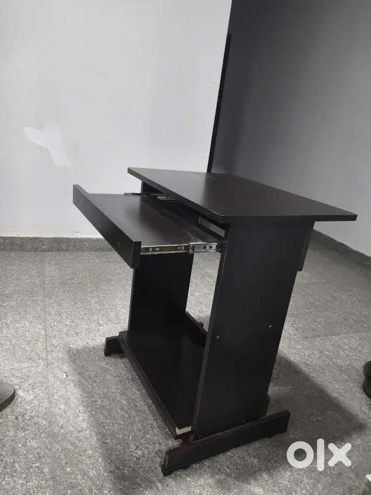 Computer table