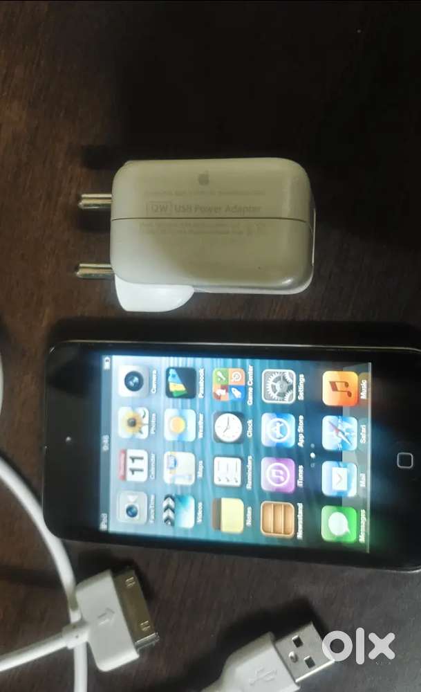 Apple ipod touch 4th gen 8GB mp4 player with charger good working
