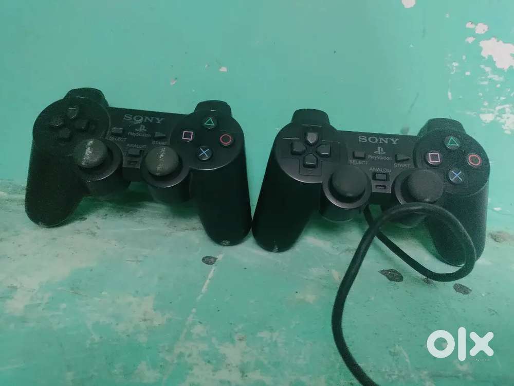 2 Sony PlayStation controller in wireless