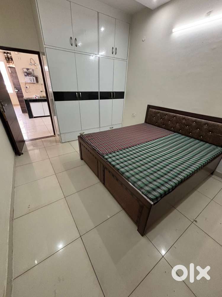 2bhk fully furnished flat owner free on airport road