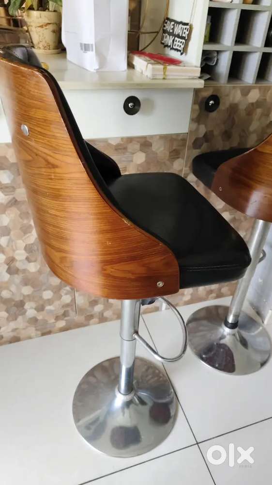 2 years old bar chair bought 8 k now selling 6 k