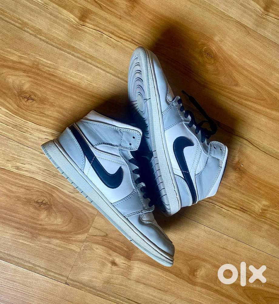 Air Jordan 1 Mid Smoke Grey