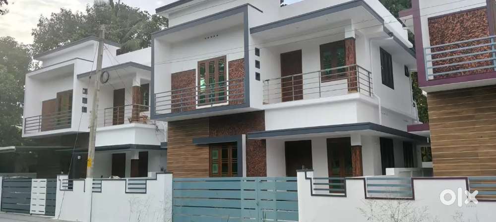 ALUVA NH 7Km THATTAMPADY 4BHK HOUSE