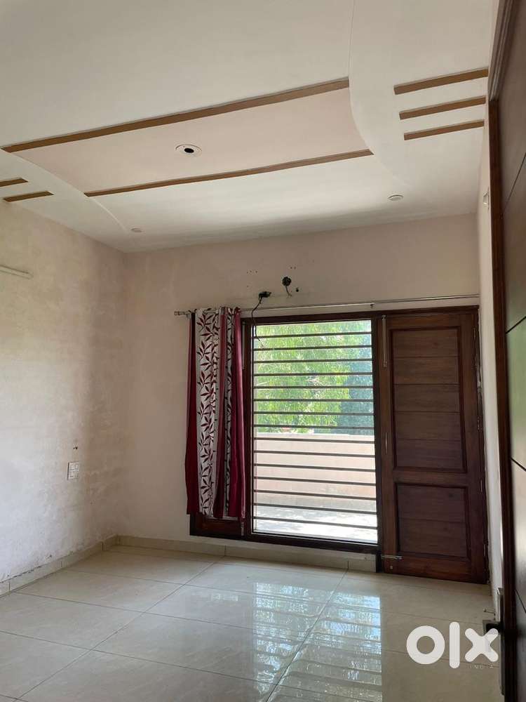 Very spacious 2BHK for rebt first floor