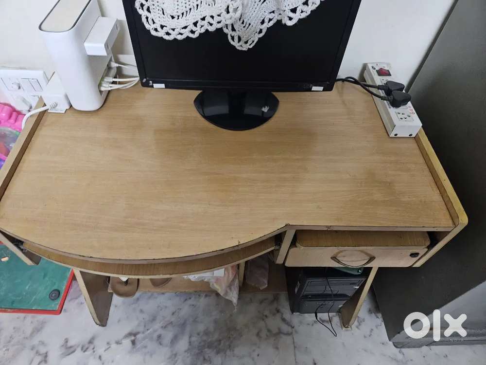 Computer table