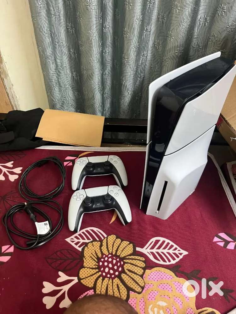 PS5 digital+disc   brand new hai only 20  houar use