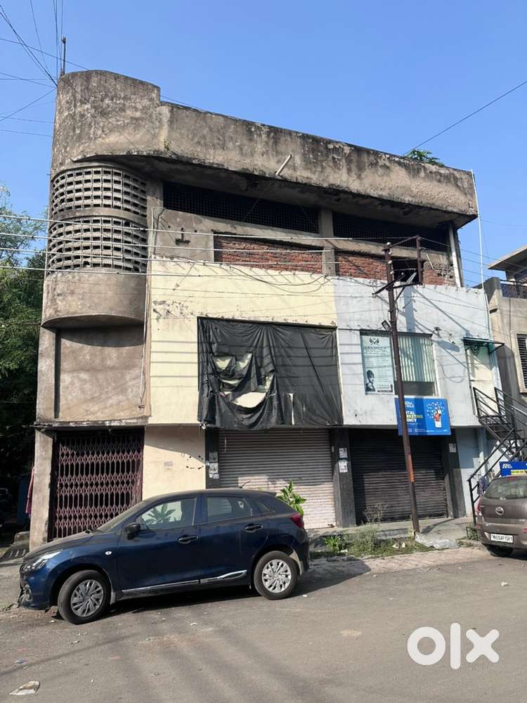 3 floore propert to sell with ready to  move 2 shopes. Urgent need