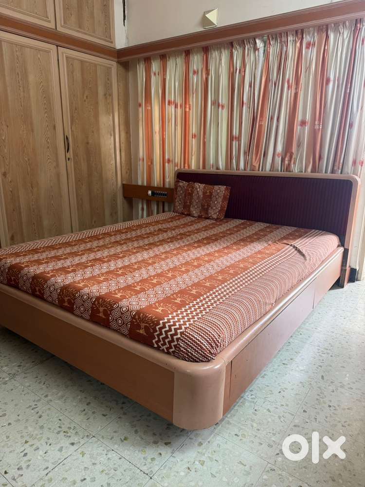 Queen size bed with 2 trolleys 5.5*6 feet