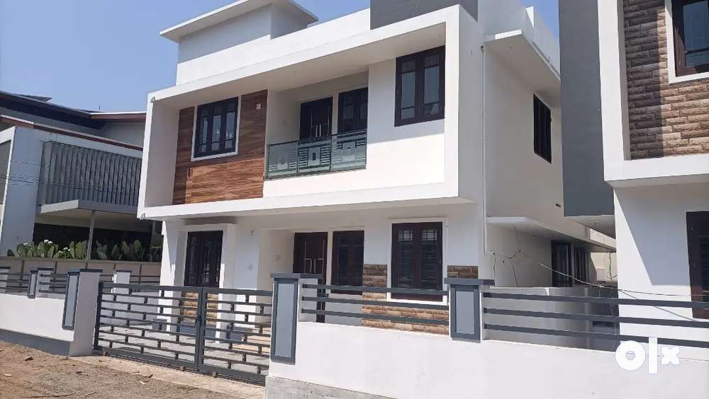 AN ATTRACTIVE NEW 4BED ROOM 4CENTS 1400SQ FT HOUSE IN POOKUNNAM.TSR