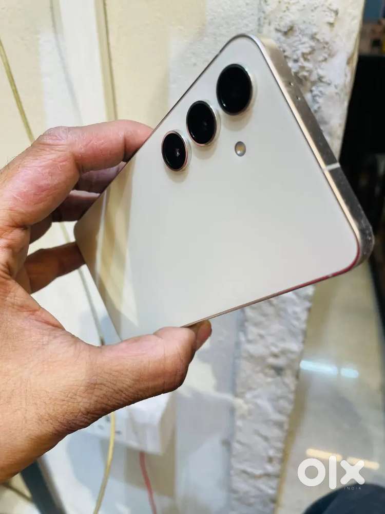 Gold color s24 not a single scratch mint condition