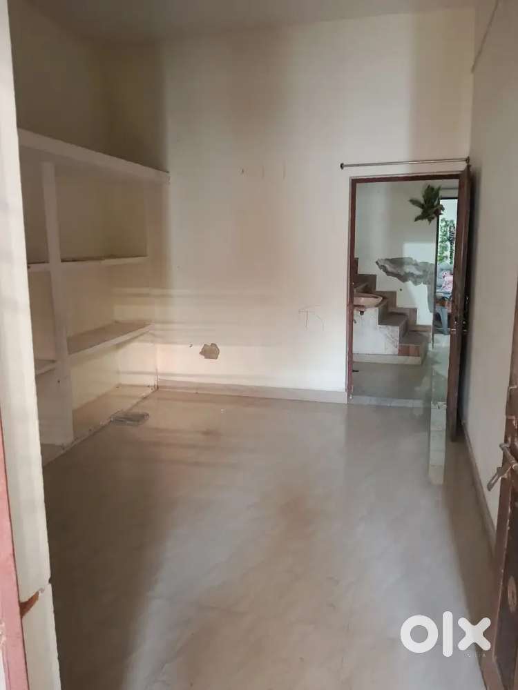 Room 1 kiraya pe dena hain