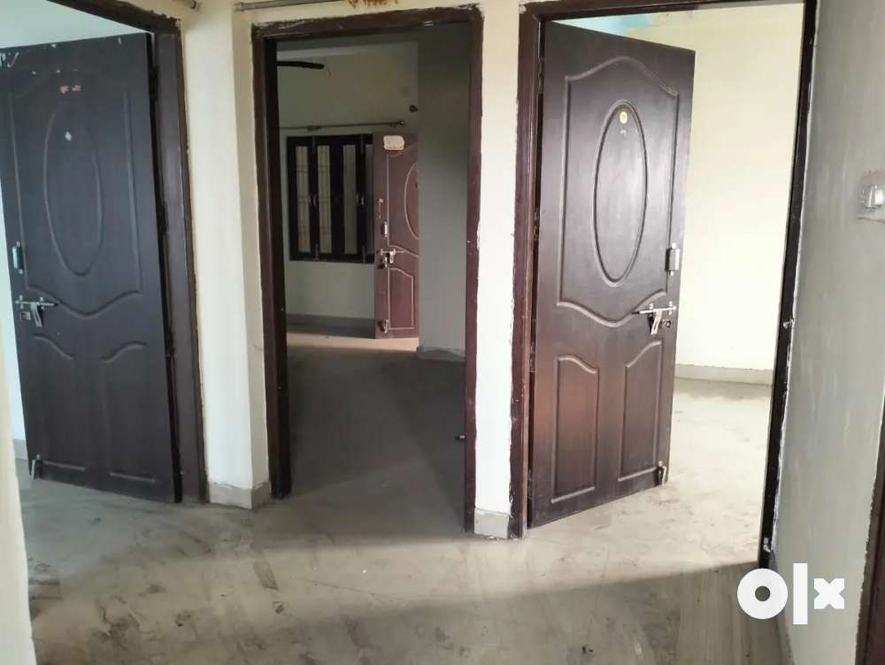 Flat for rent in shivpur market main road