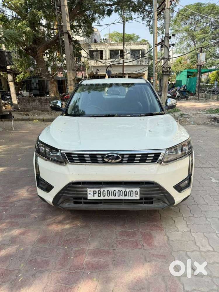 Mahindra XUV300 W6, 2023, Petrol