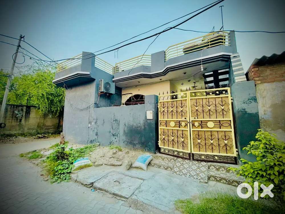 200gaj plot with 5 shops  for sale