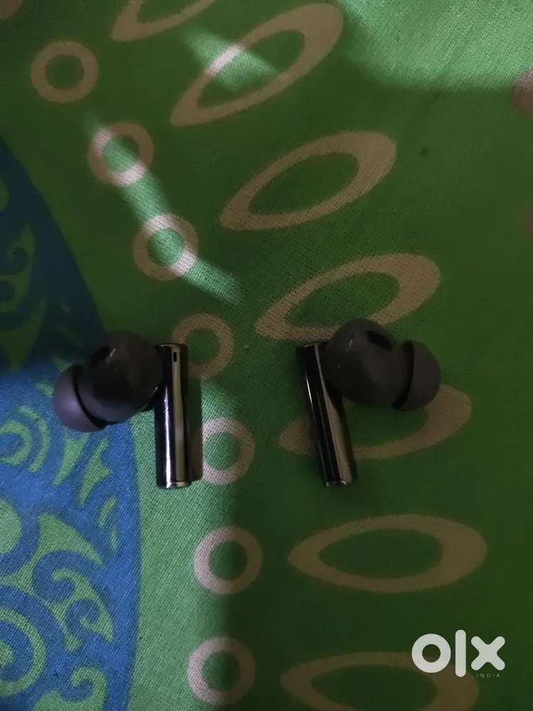 Here's is realme air 6 pro earbud two piece it is in warranty