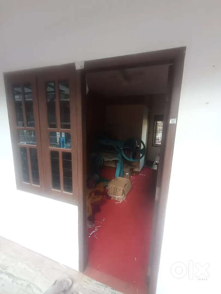 Prime Location! 100Sqft Room in Vadakara Edodi