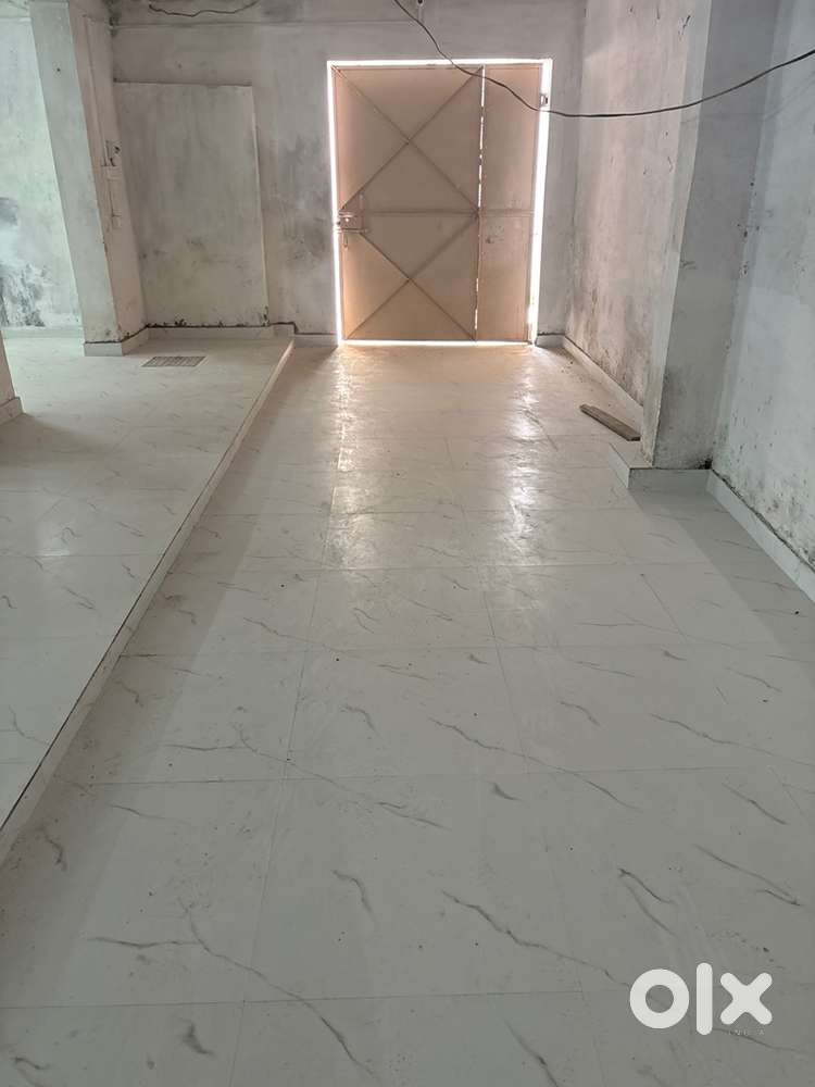 Electric fitting , 1 entry gate , tiles fitted , white wash