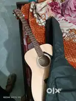 Yamaha F280 with Padded bag, extra strings, capo and pics