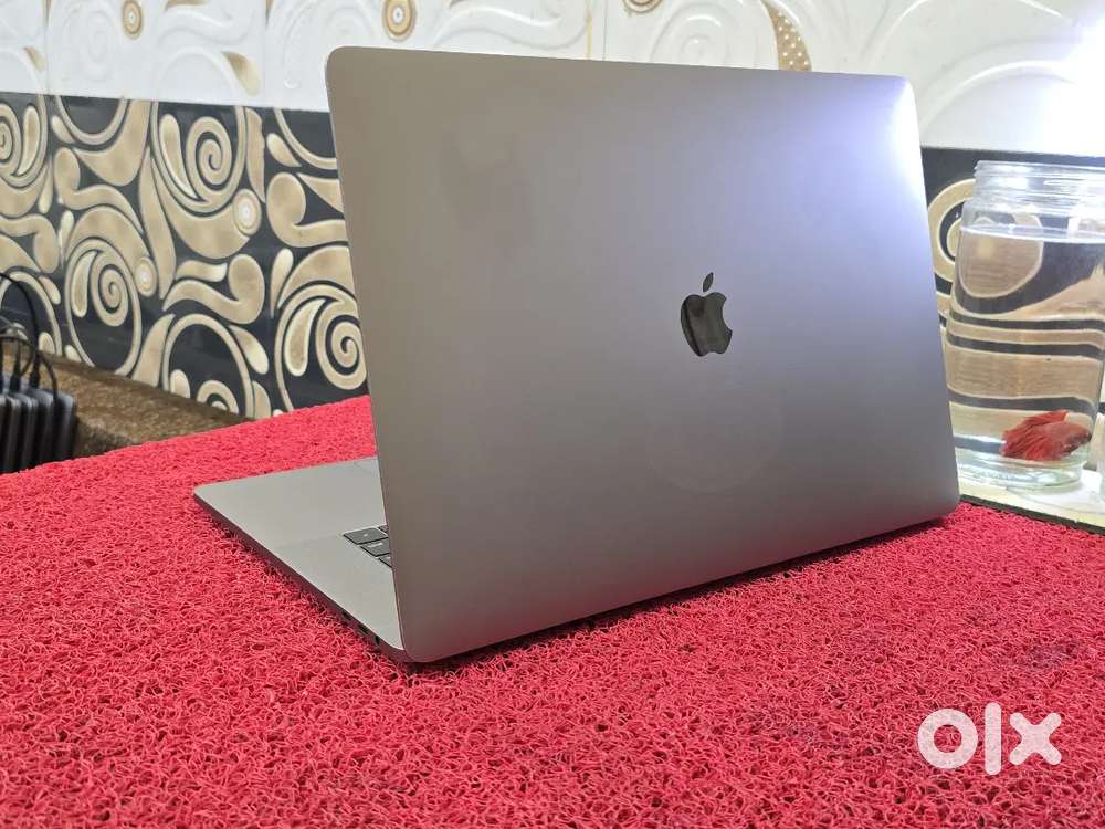 Apple Macbook Pro i9/32gb/2TB/5.5GB Graphics 15inch Retina Touchbar