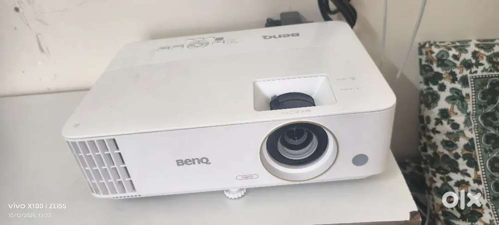 Home cinema / home theatre / full hd projector / 100 inch screen