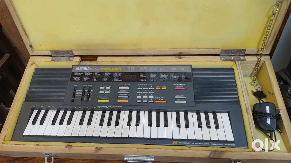 YAMAHA PortaSound PSS-290 with hard wooden cover
